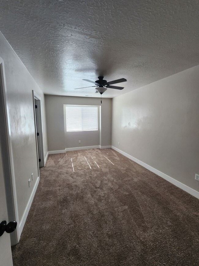 Building Photo - Charming Townhome
