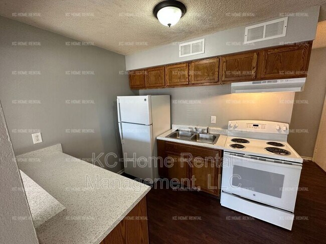 Building Photo - 561 N Somerset Terrace