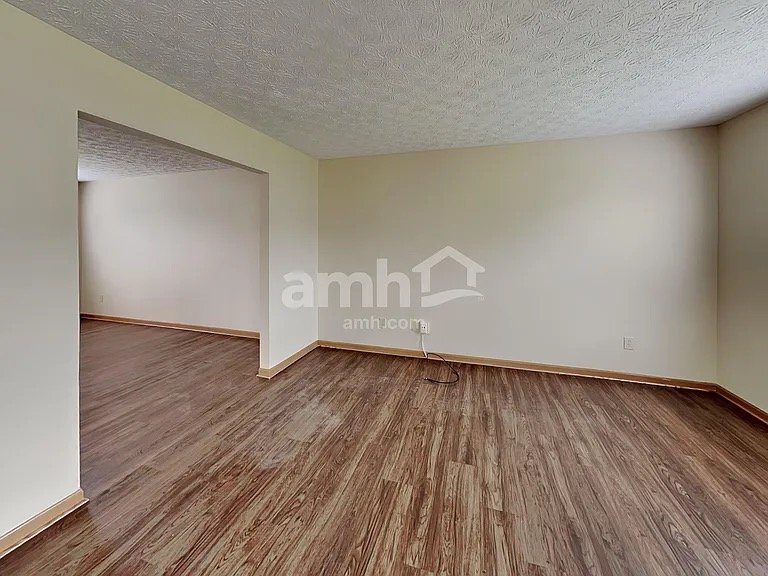 Building Photo - 452 Crestmoore Dr