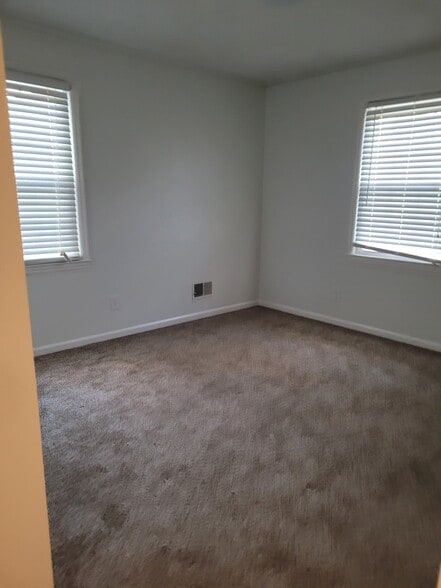 Building Photo - 2701 Cliffside Dr