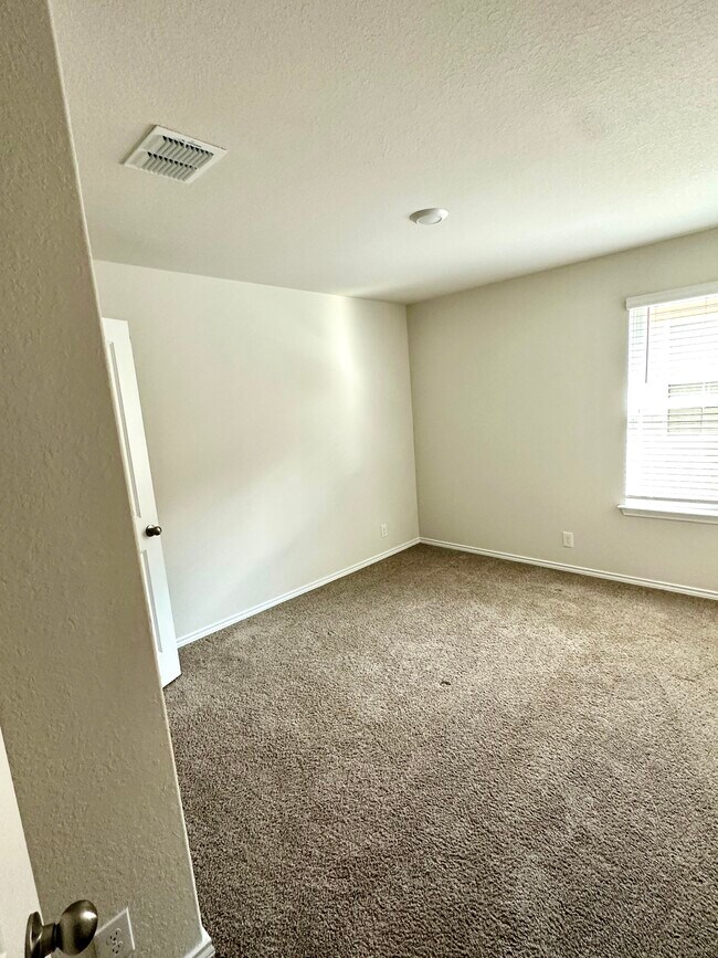 Building Photo - 425 Middle Green Loop