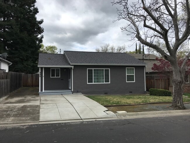 Building Photo - Downtown Pleasanton Charmer 3 BR 1 BA