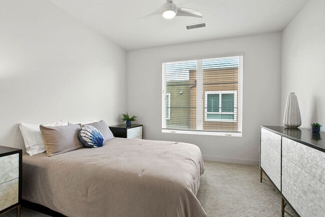 Building Photo - Luxurious Furnished Poolside Penthouse With Ocean Views!