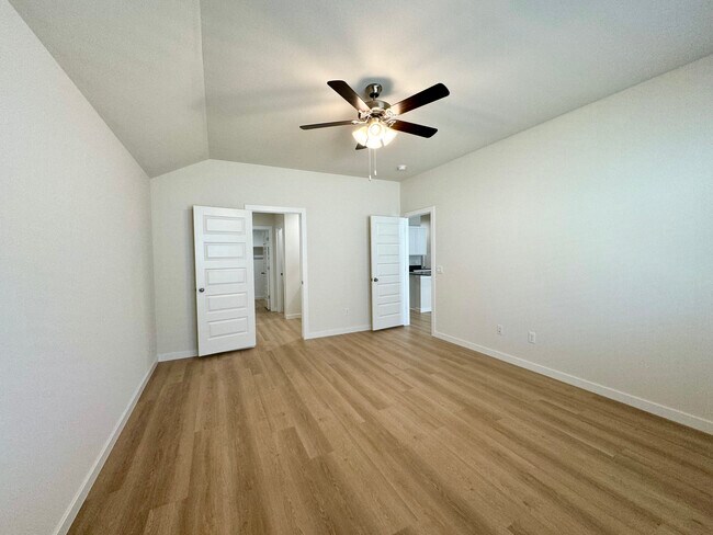 Building Photo - 5382 Selah St