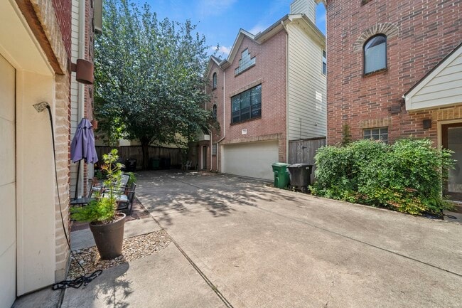 Building Photo - 2154 Arabelle St
