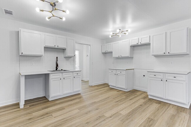 Building Photo - Beautifully Updated Home in East Memphis