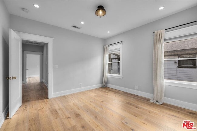 Building Photo - 1828 W 43rd Pl