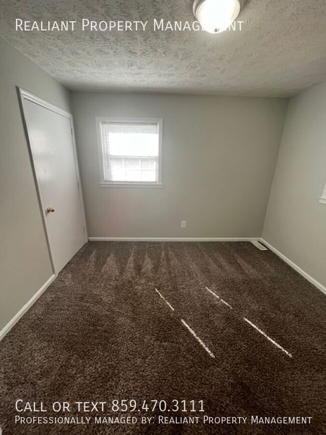 Building Photo - 3-bedroom, 2 full bath duplex in the desir...