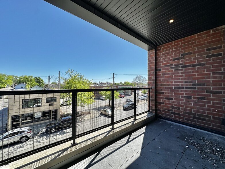 Building Photo - 6340 W Belmont Ave