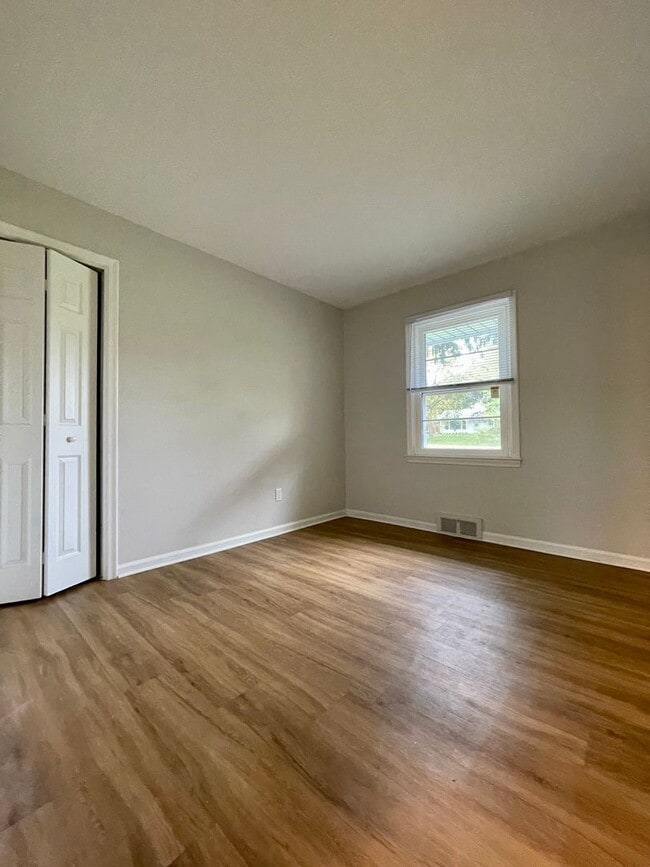 Building Photo - GORGEOUS AND SPACIOUS, 3 BED/2BATH RANCH HOME, BIRMINGHAM SCHOOLS-----DARTMOOR