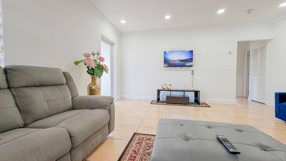 Building Photo - 340 Tamiami Canal Rd