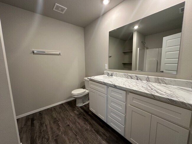 Building Photo - Quiet cul-da-sack - 3 bed 2 bath 2 car garage