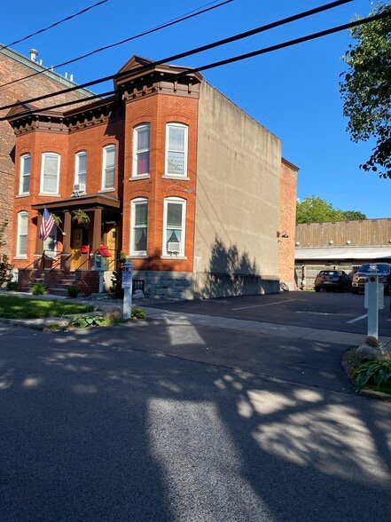 Building Photo - 208 Ash St
