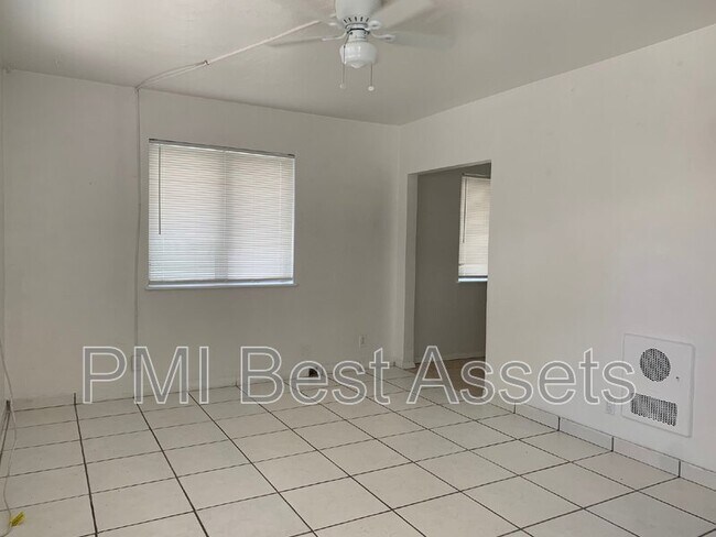 Building Photo - 820 S 20th Ave