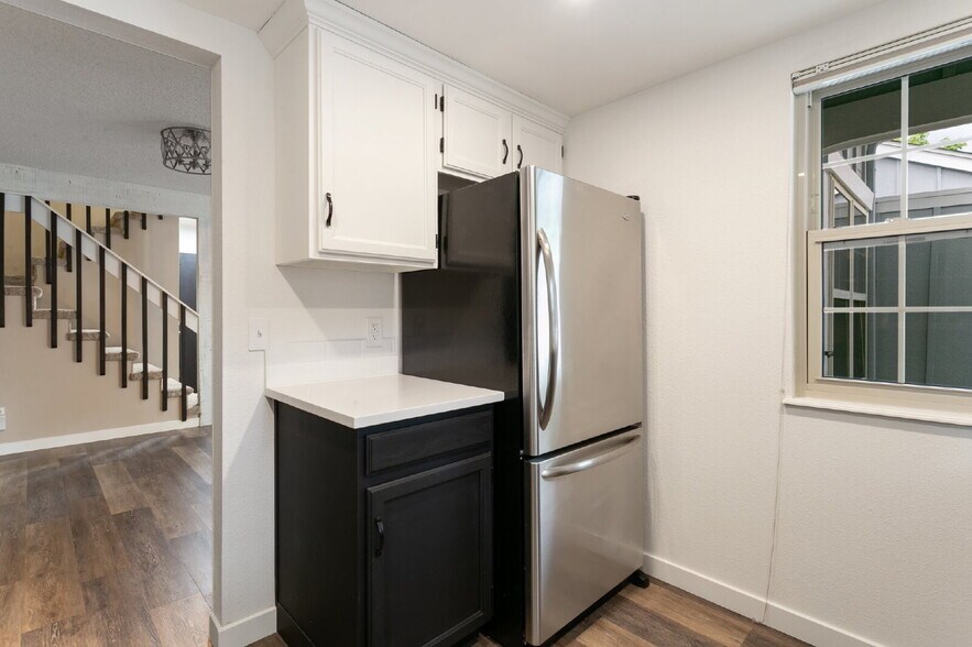 Building Photo - Charming 2BR + Loft Townhome with Stylish ...