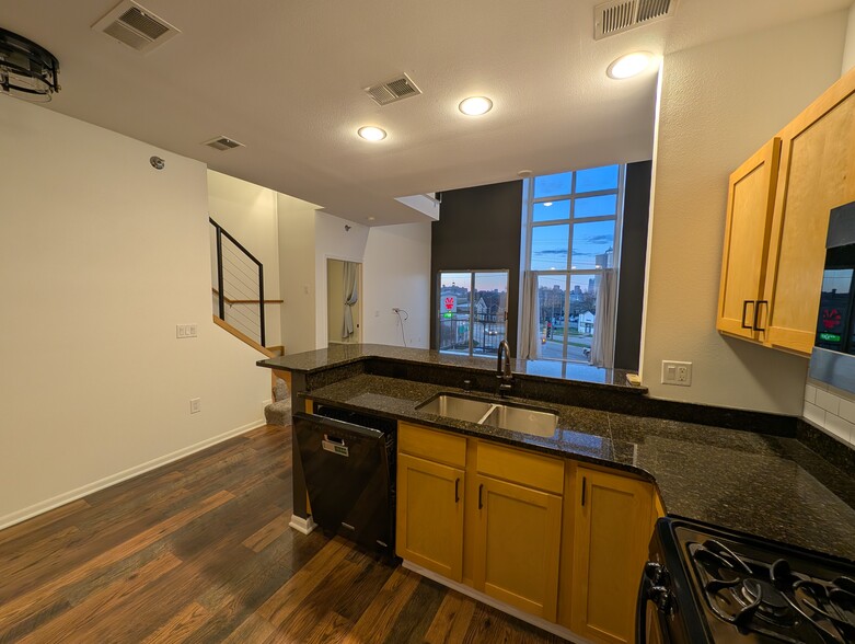 Building Photo - 2121 S Kinnickinnic Ave