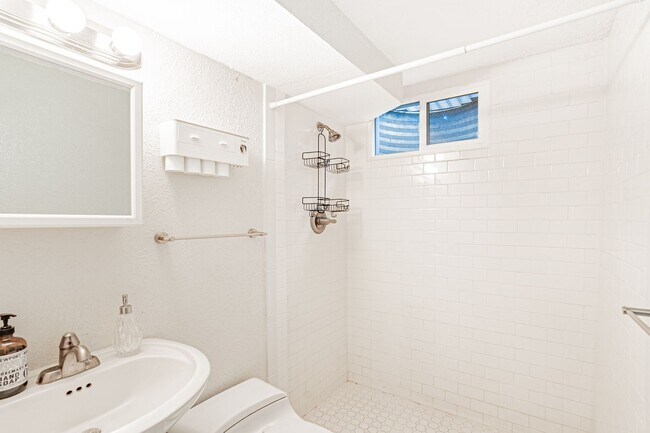 Building Photo - Exceptional 4-Bed, 2-Bath Home in Englewoo...