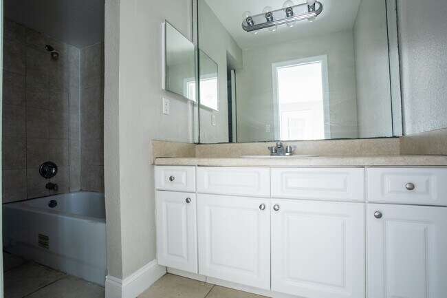 Building Photo - Venetian Place - 1428