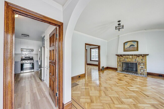 Building Photo - Introducing the Perfect Blend of Elegance and Comfort in San Francisco's Westwood Highlands!