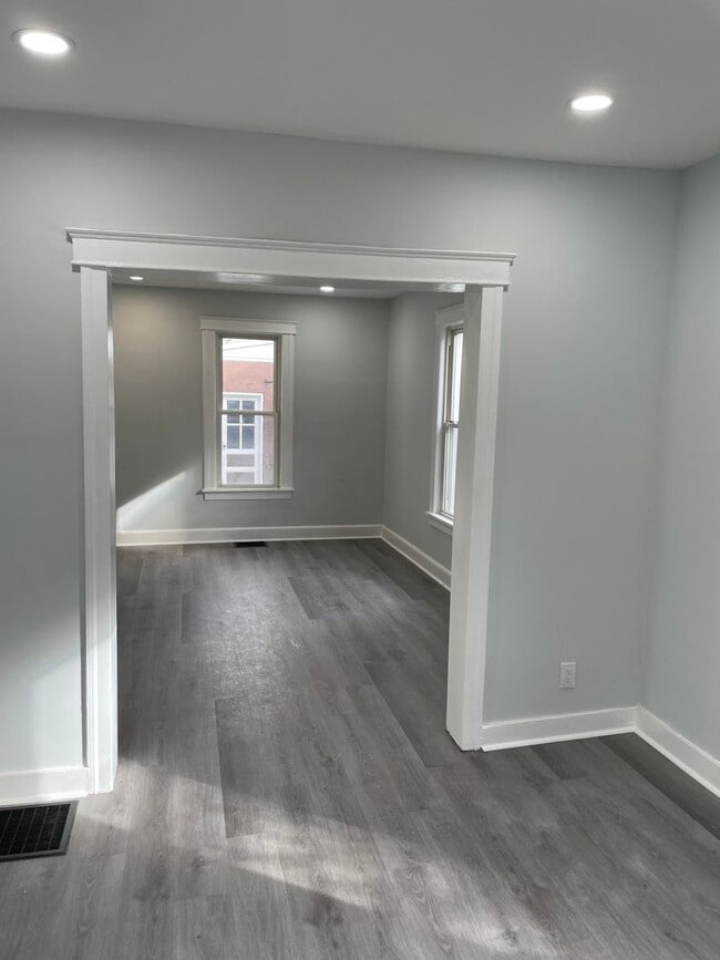 Building Photo - Spacious Home in a Great Neighborhood