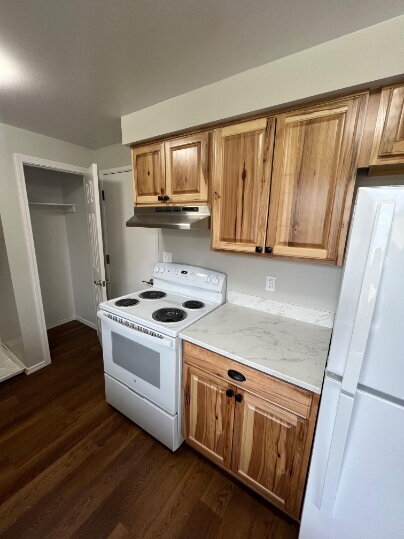 Building Photo - Updated Duplex with Garage