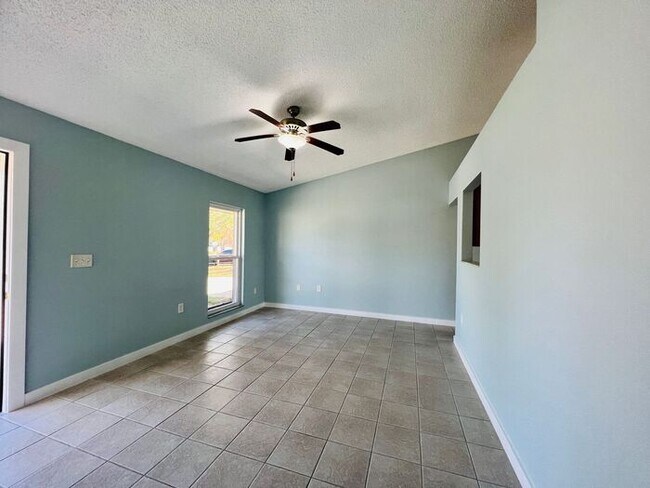 Building Photo - 2 Bedroom Candlewyck