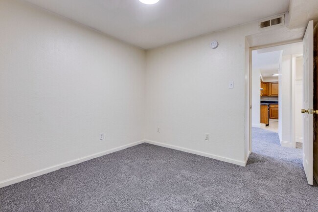 Building Photo - 182 W Warrington Ave