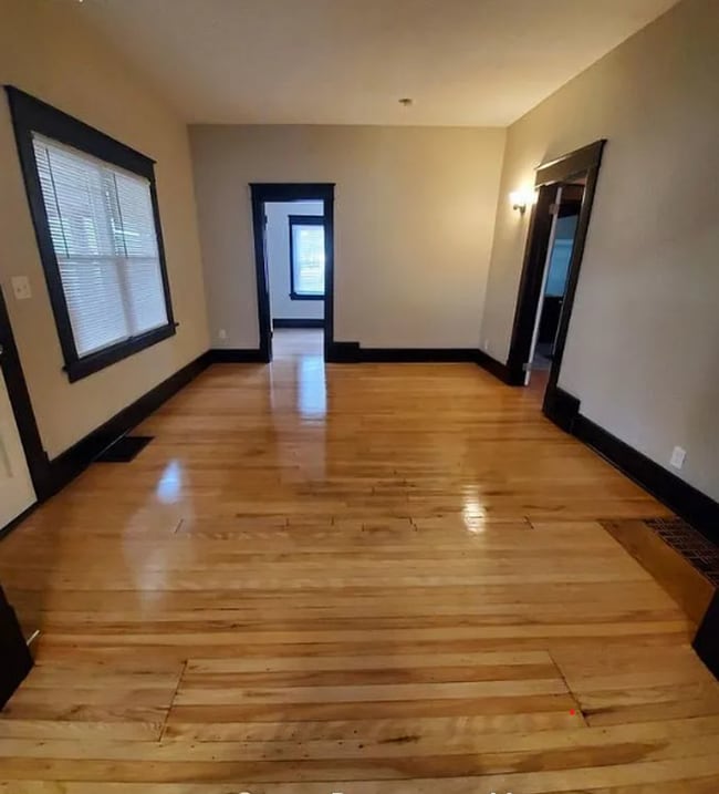 Building Photo - 2 Bedroom Home with Detached Garage, Fenced Yard + Pet Friendly!