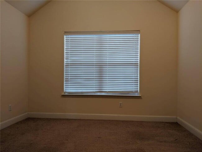 Building Photo - 560 Dogwood St