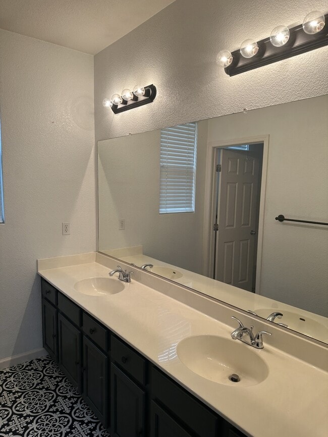 Building Photo - 3904 Purple Finch Ln