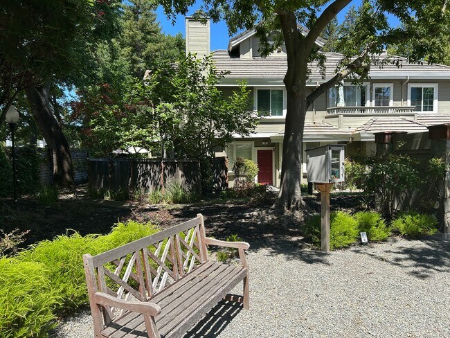 Building Photo - Beautiful 2 Bed, 2 Bath Single Story Condo...