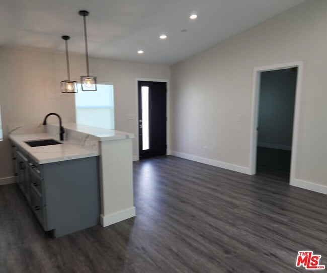 Building Photo - 422-422-1 Almond Ave