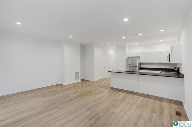 Building Photo - 306 Barber St