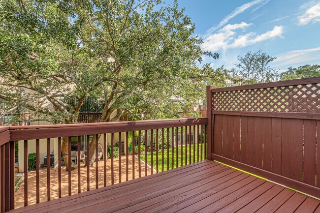 Building Photo - 3 Bed 2, Full Bath, 2 Half Bath, 1 Car Garage Townhome near MacDill AFB