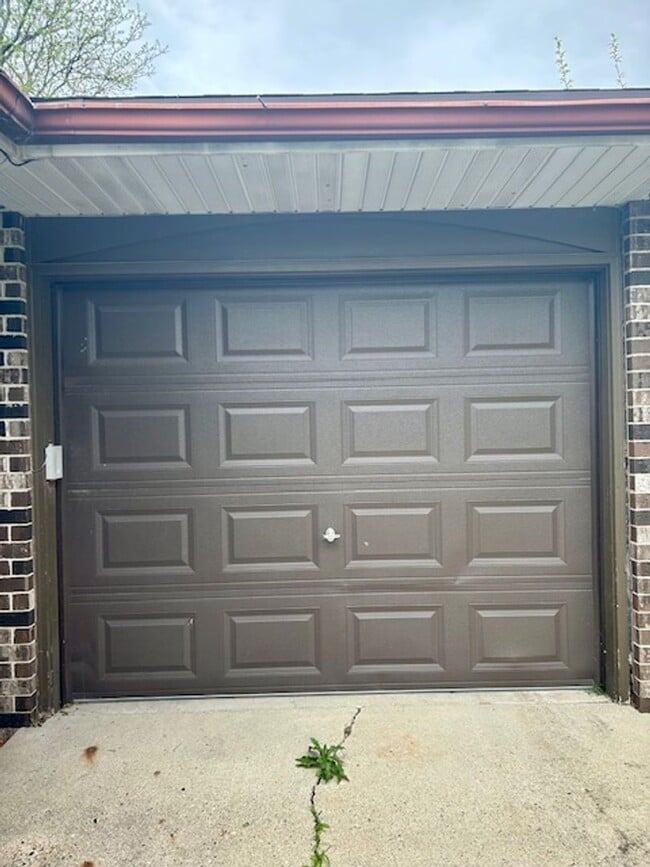 Building Photo - Two Bed Duplex with Garage