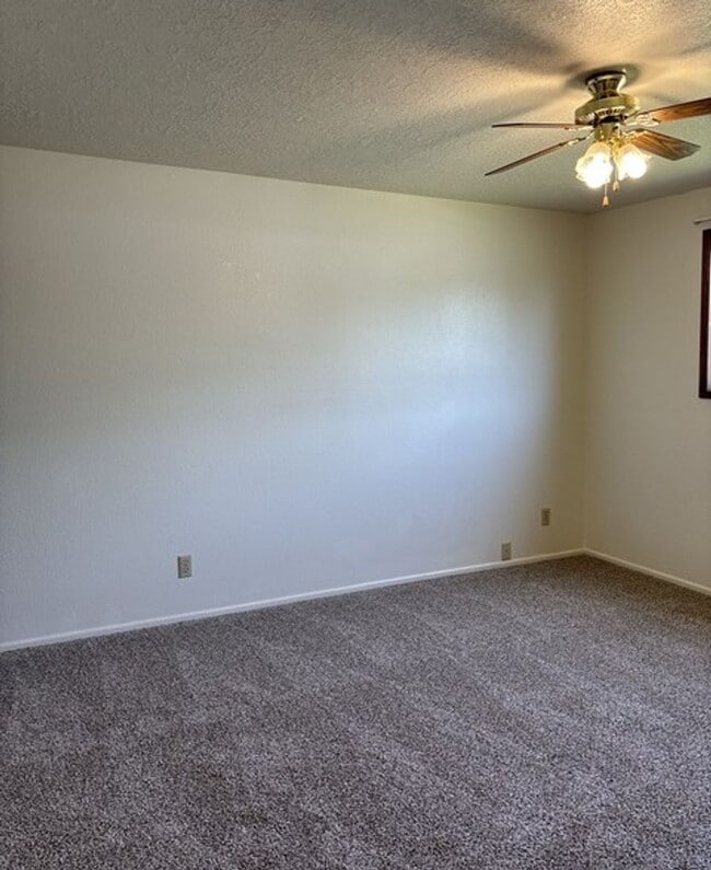 Building Photo - 3Bd/2Ba Single Story House - Available to View!