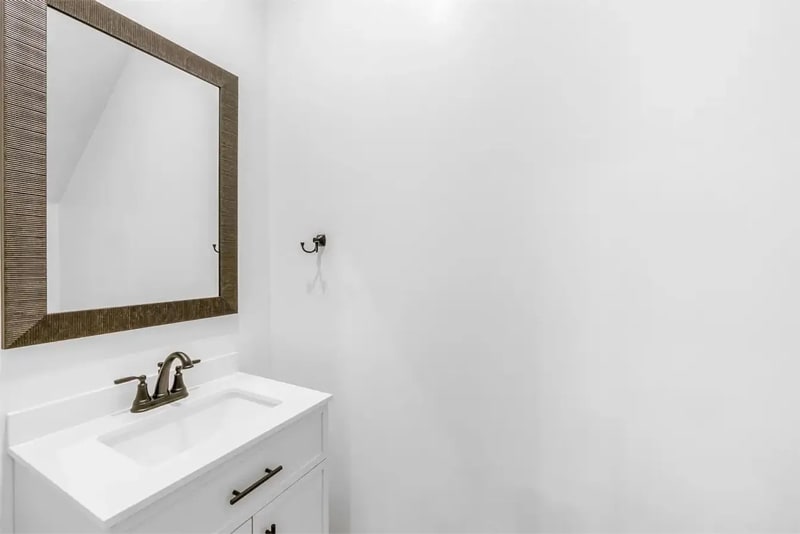 Building Photo - 1540 W Long