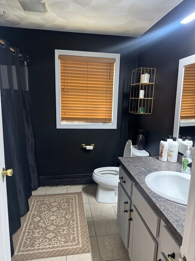 Building Photo - Spacious 2-Bedroom, 1.5-Bath Main-Floor Home in Providence