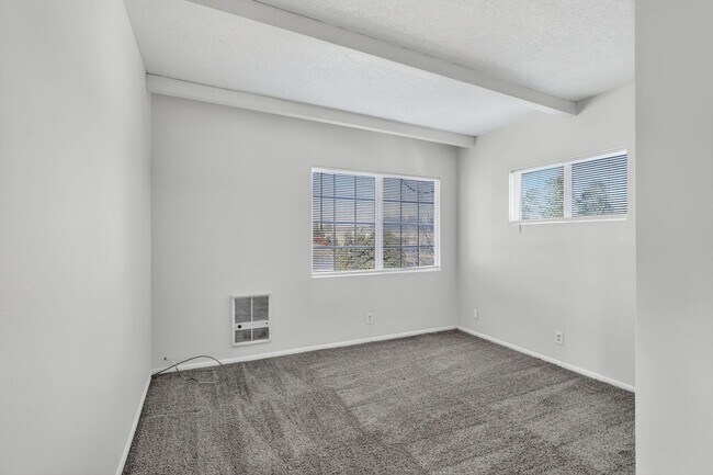 Building Photo - 1106-1112 NE 81st