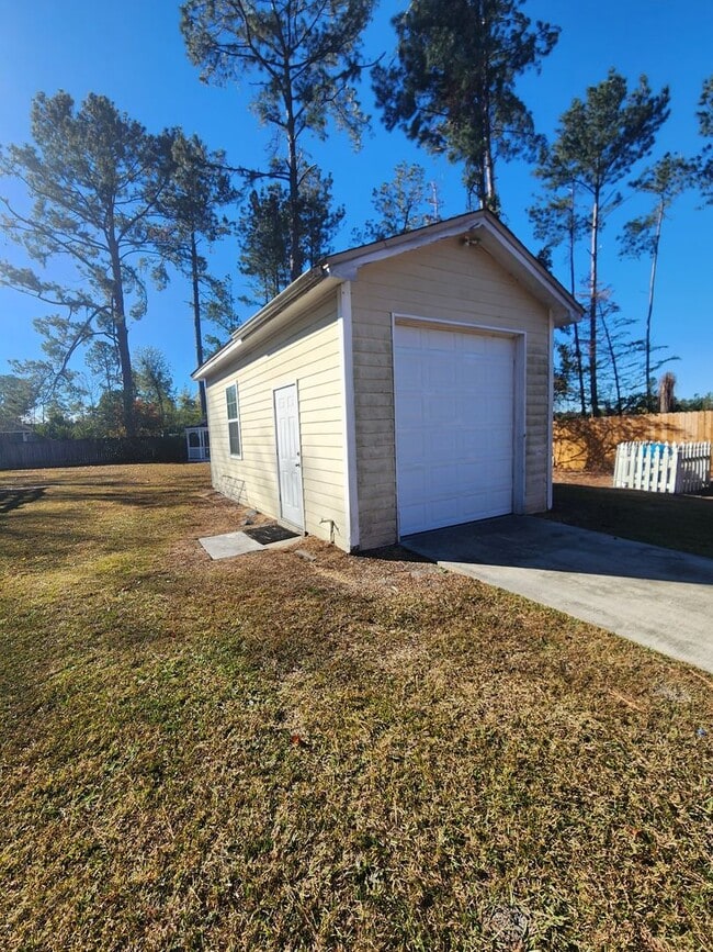 Building Photo - Spacious 4BR Home with New LVP Flooring an...