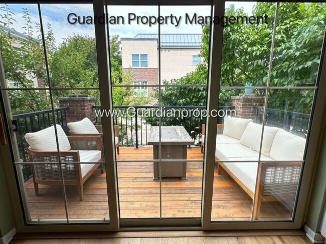 Building Photo - Northeast Minneapolis Town Home, Patio/Dec...