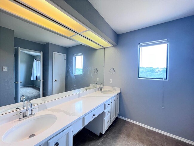 Building Photo - 4711 Spicewood Springs Rd