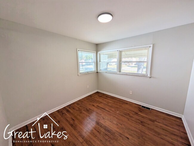 Building Photo - Cozy 2 Bedroom 1 Bathroom now available fo...