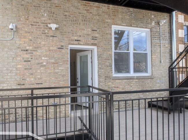 Building Photo - 2120 W Belmont Ave