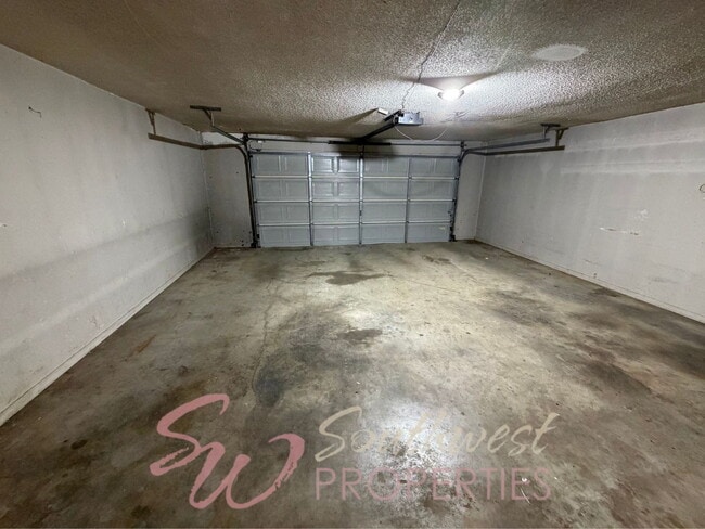 Building Photo - Spacious 3-Bedroom Home in an Established Neighborhood