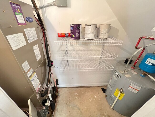 Building Photo - Adorable 3 Bedroom Townhouse w/ 1st Floor ...