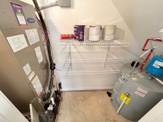 Building Photo - Adorable 3 Bedroom Townhouse w/ 1st Floor Bedroom