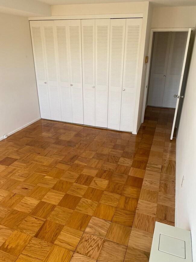 Building Photo - Large 744 sq.ft. 1 bedroom in historic Riverpark DC building