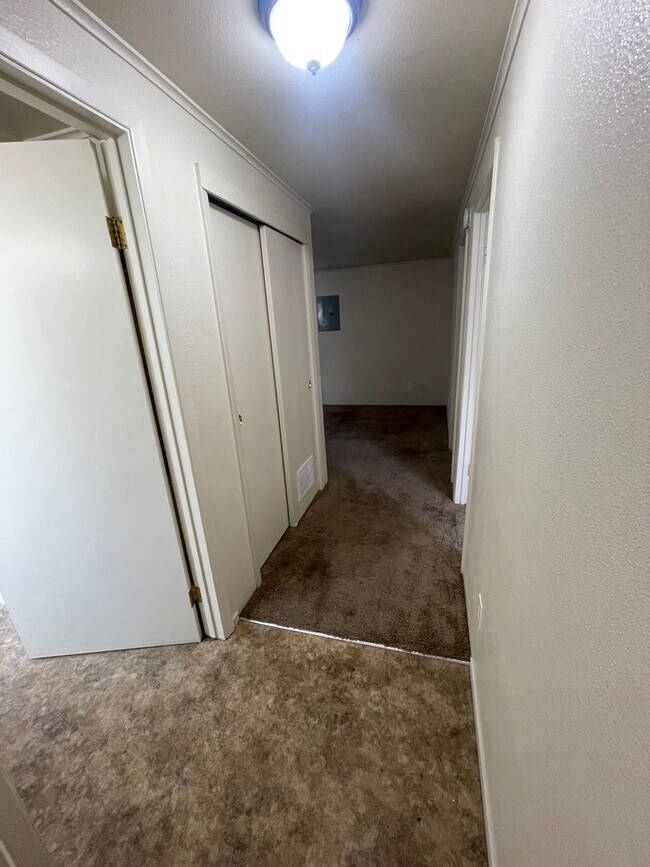 Building Photo - Do not miss this cozy 2 bedroom Lebanon Apartment!