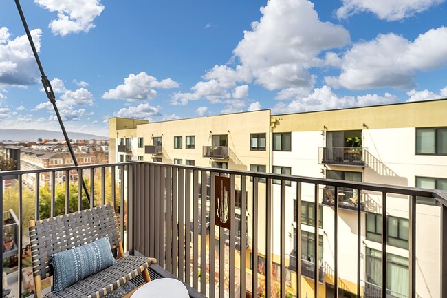 Building Photo - Top Floor 2 Bedroom Flat for Rent at Plant...